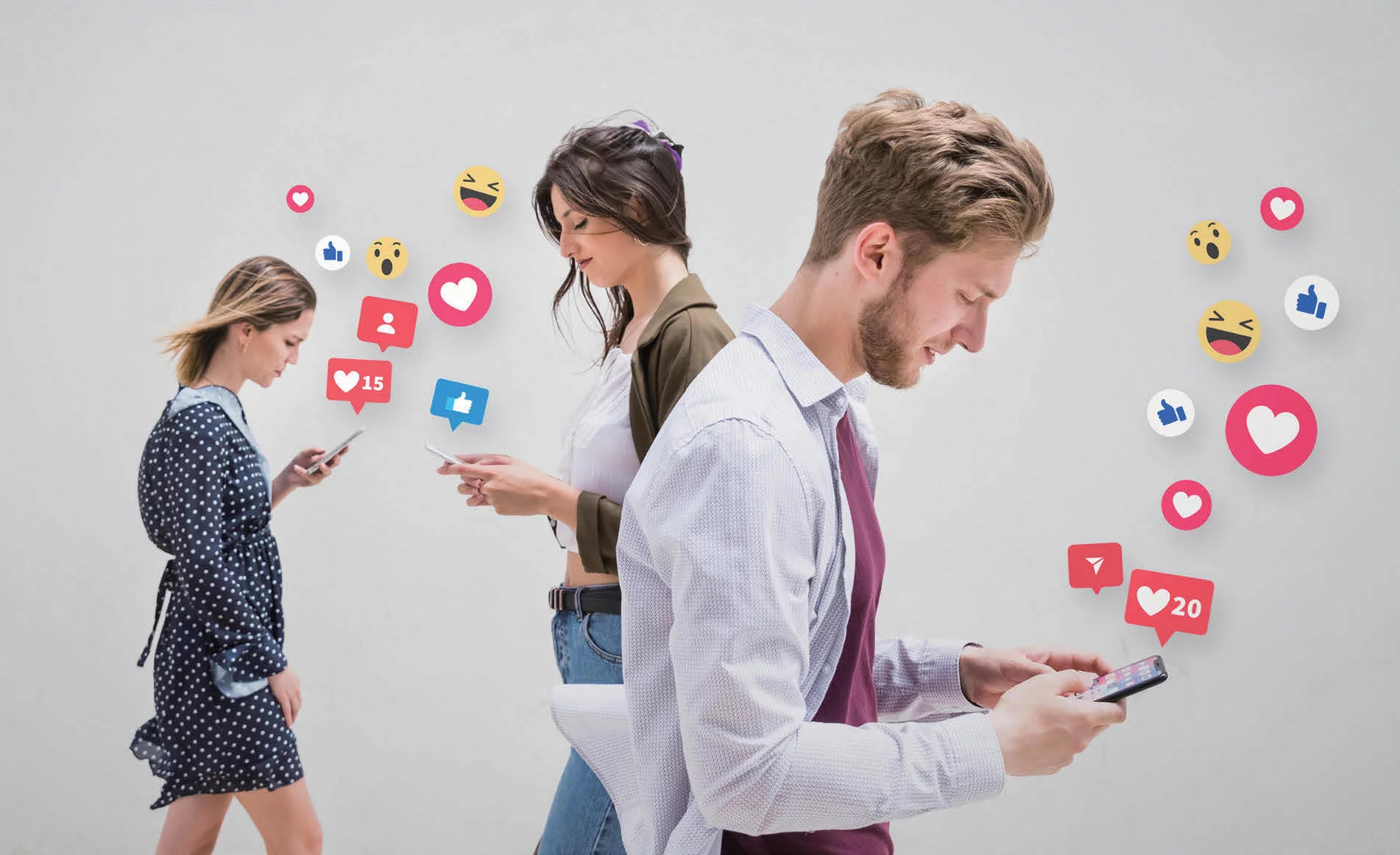 3個人拿手機經營流量