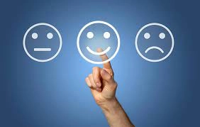 一隻手指著微笑代表正能量