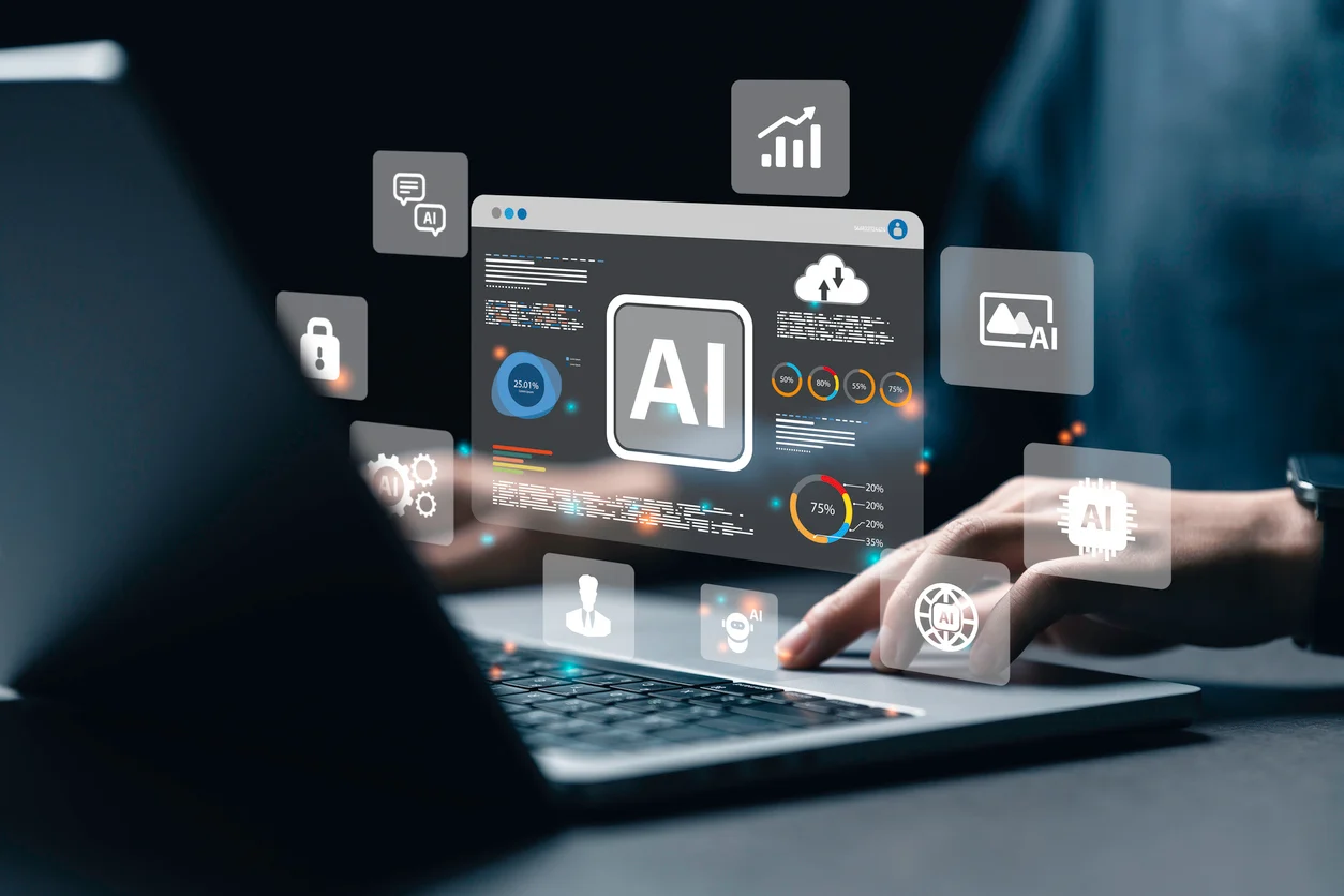 倍司優、一個男人在電腦前運用AI協助創業