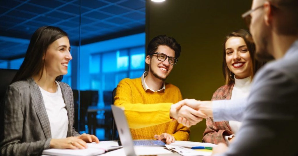 4個人討論團隊溝通