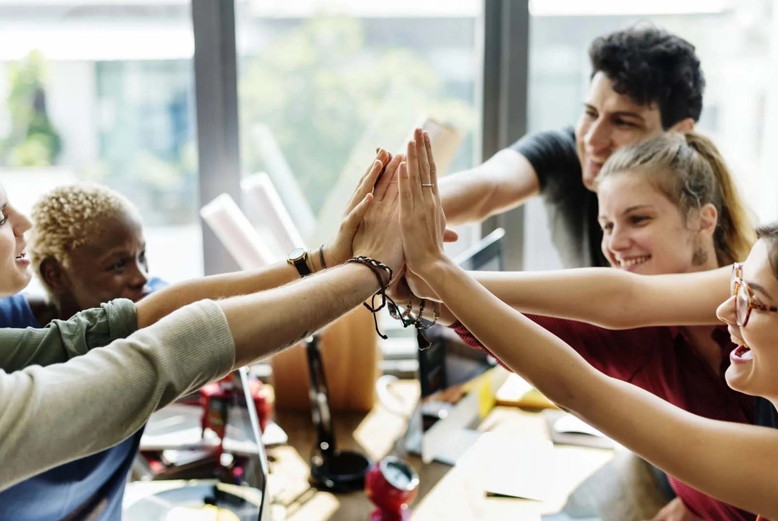 一群夥伴擊掌建立心理肯定