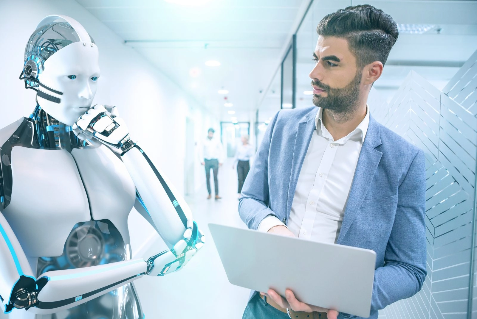 一個人拿著平板與AI創造企業