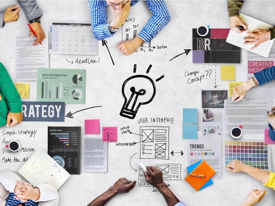 一群人討論創業