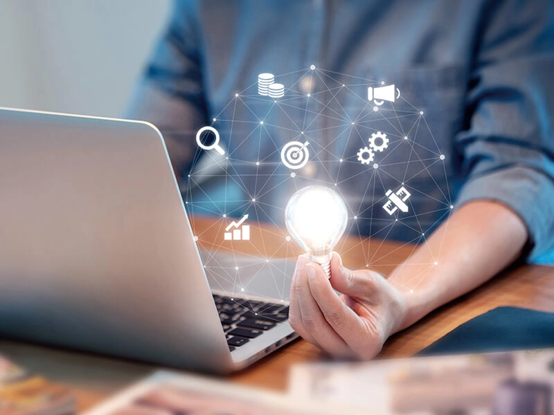 一個人使用電腦工作