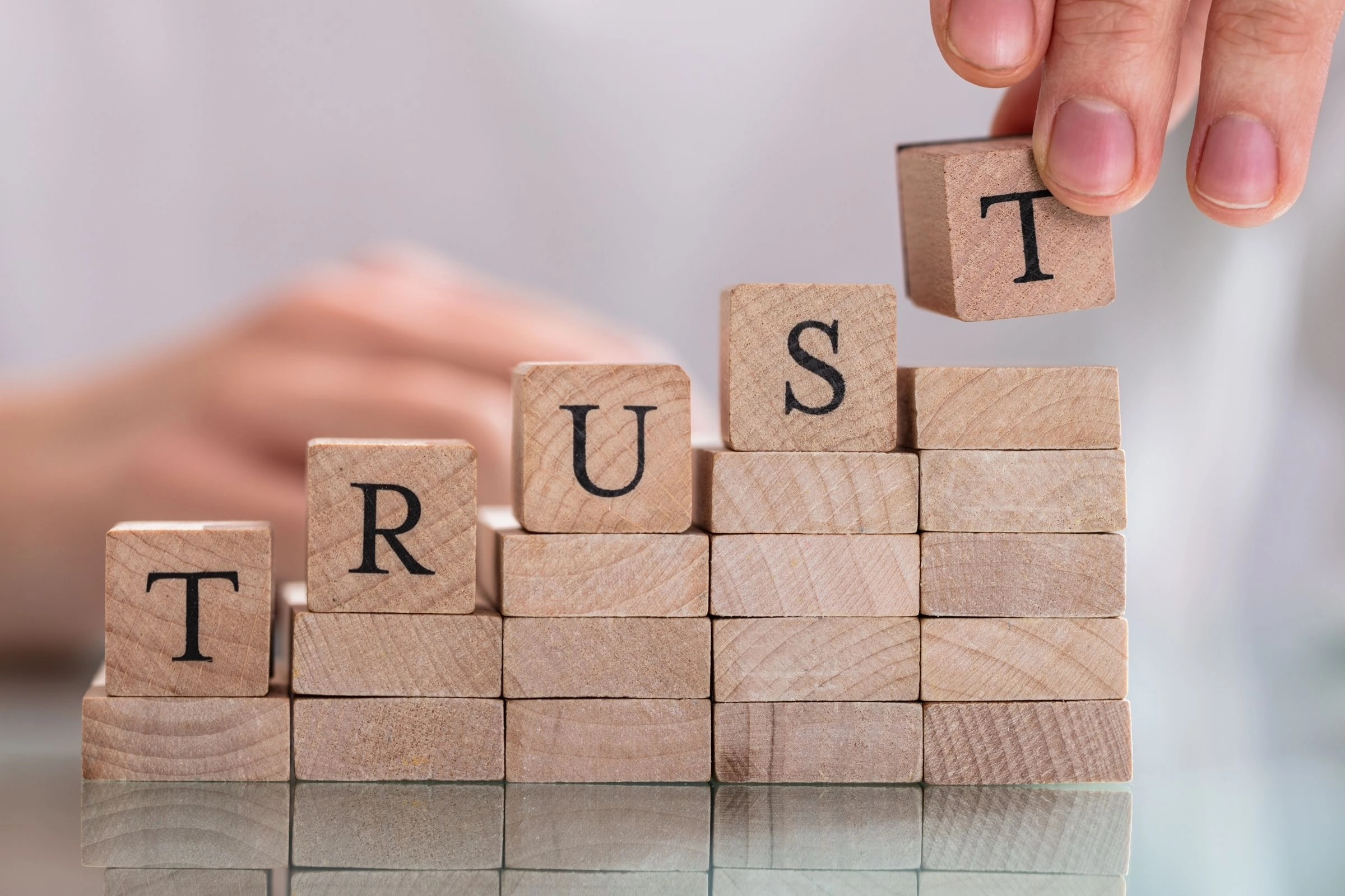 用英文積木拼出信任