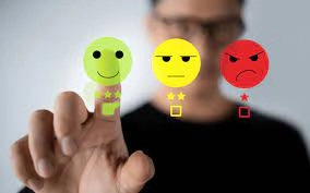 一個人按微笑符號展現EQ