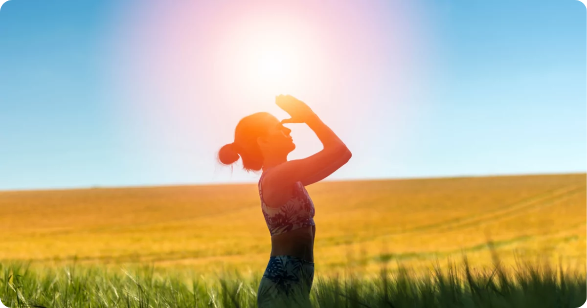 一個女生在大自然展現正能量