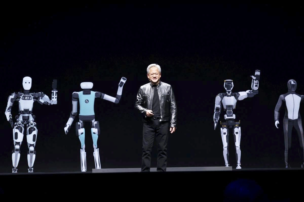 黃仁勳在演講會場展示AI的未來跟機器人