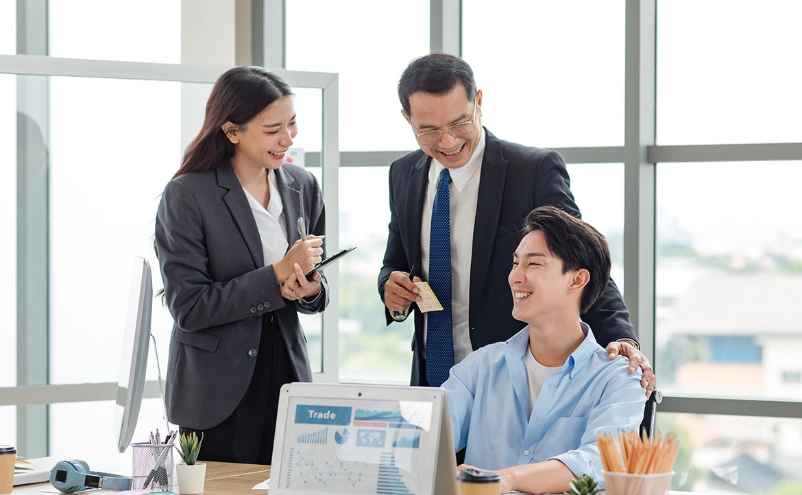 三位辦公室同事,一起討論離職
