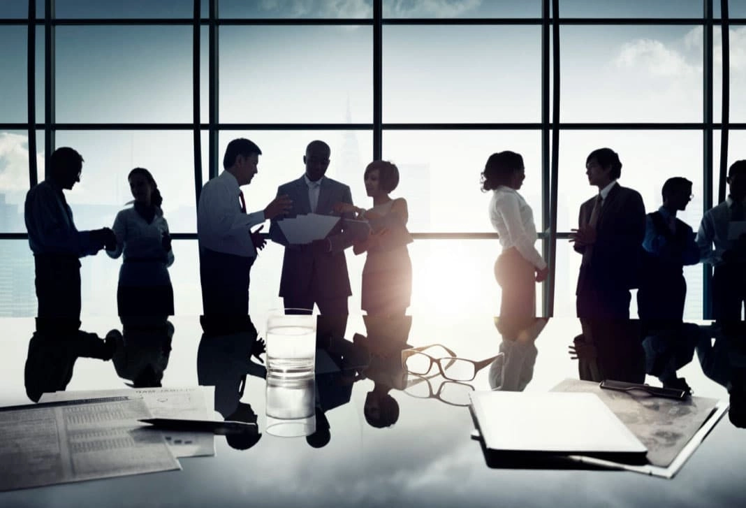 一群企業家互相討論企業願景